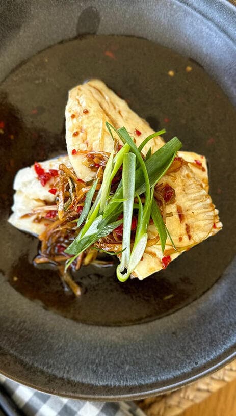 דג מאודה בסגנון קנטונזי (צילום: דנה רייכר) דג מאודה בסגנון קנטונזי