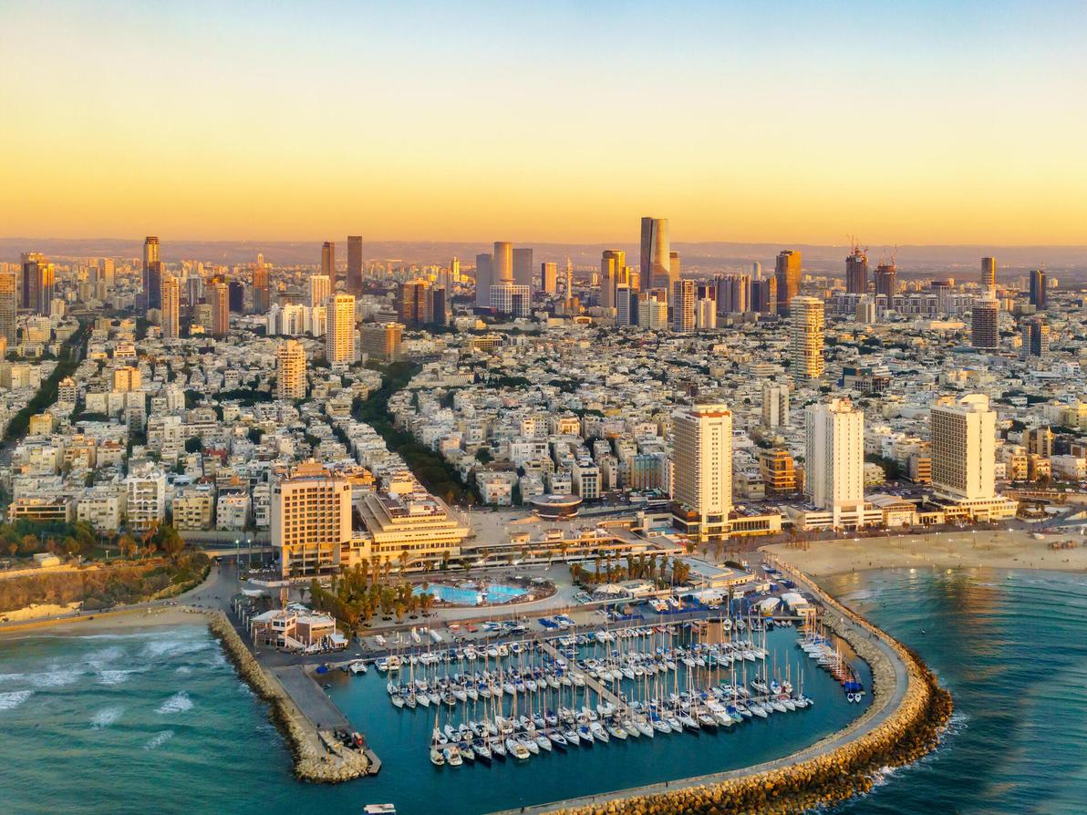 מבט-על מכיוון הים לחוף תל אביב