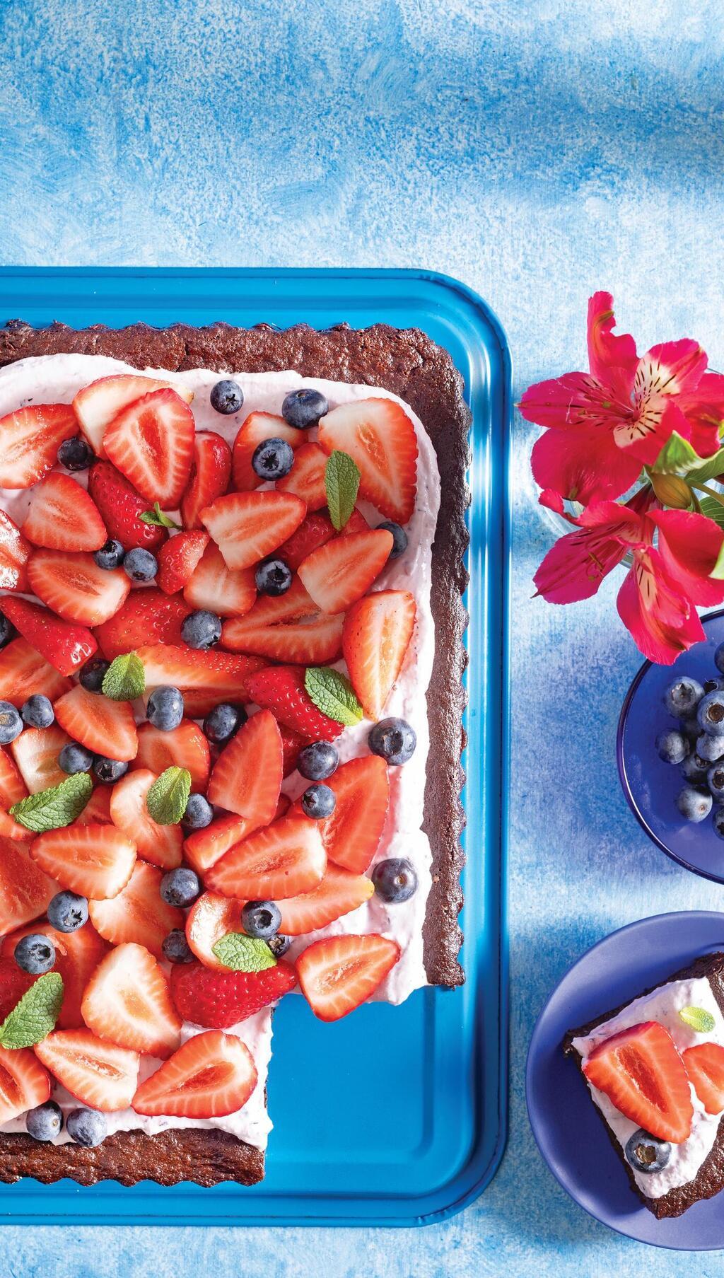 בראוניז עם קרם אוכמניות ופירות