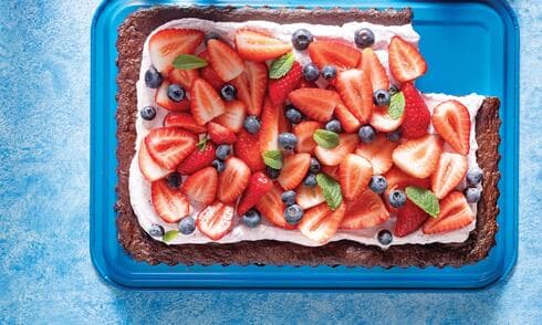 בראוניז עם קרם אוכמניות ופירות