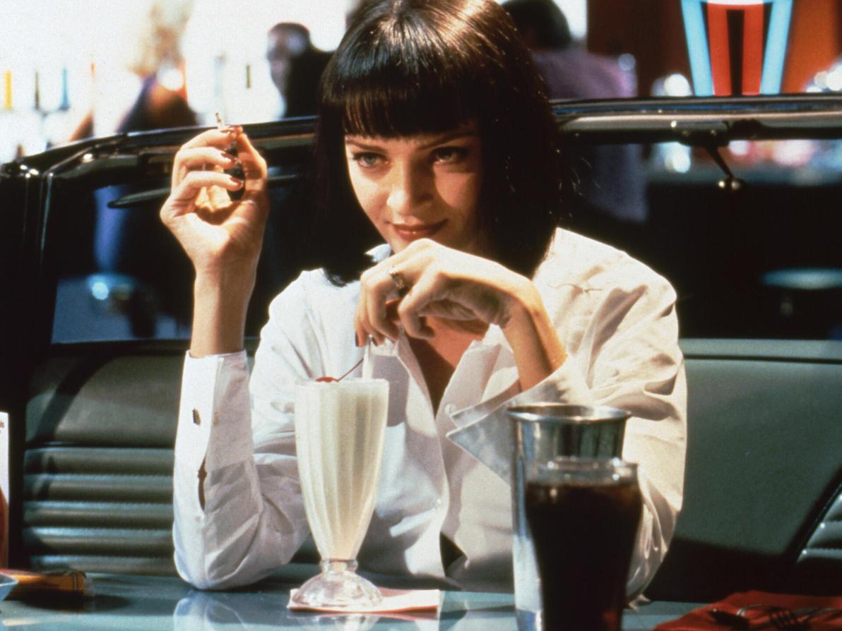 חולצה לבנה מכופתרת ותספורת קארה שחורה. מתוך "ספרות זולה" (צילום: באדיבות yes) מתוך "ספרות זולה"