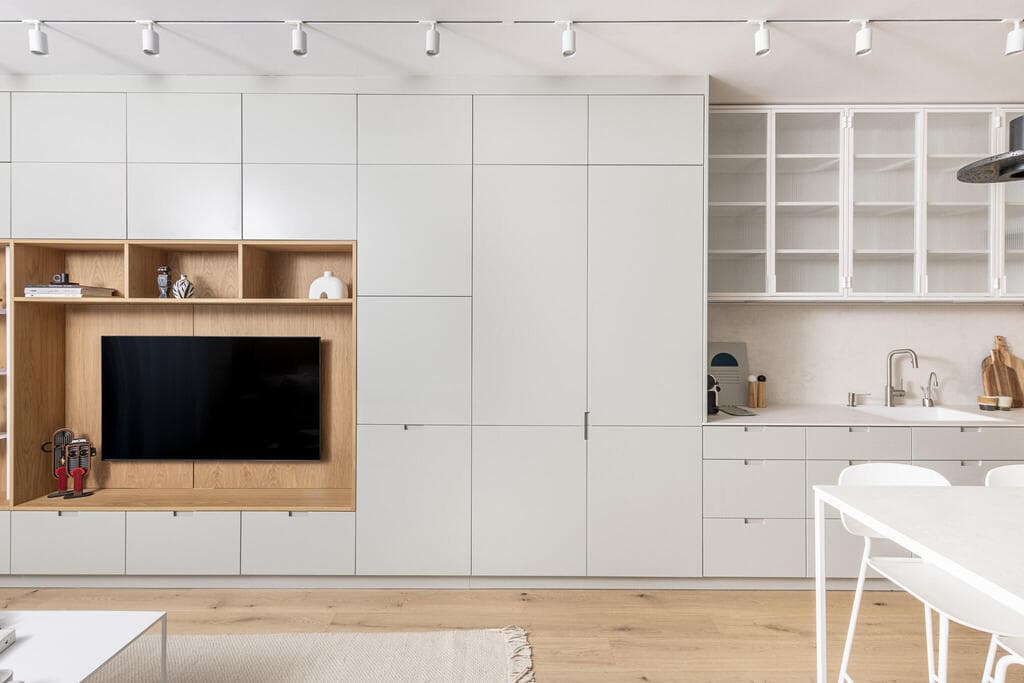 XSME - אחסון. יחידת נגרות המשכית המשלבת יחידת טלויזיה ומטבח - פרויקט במקום בית מלון. עיצוב: שרון קופר