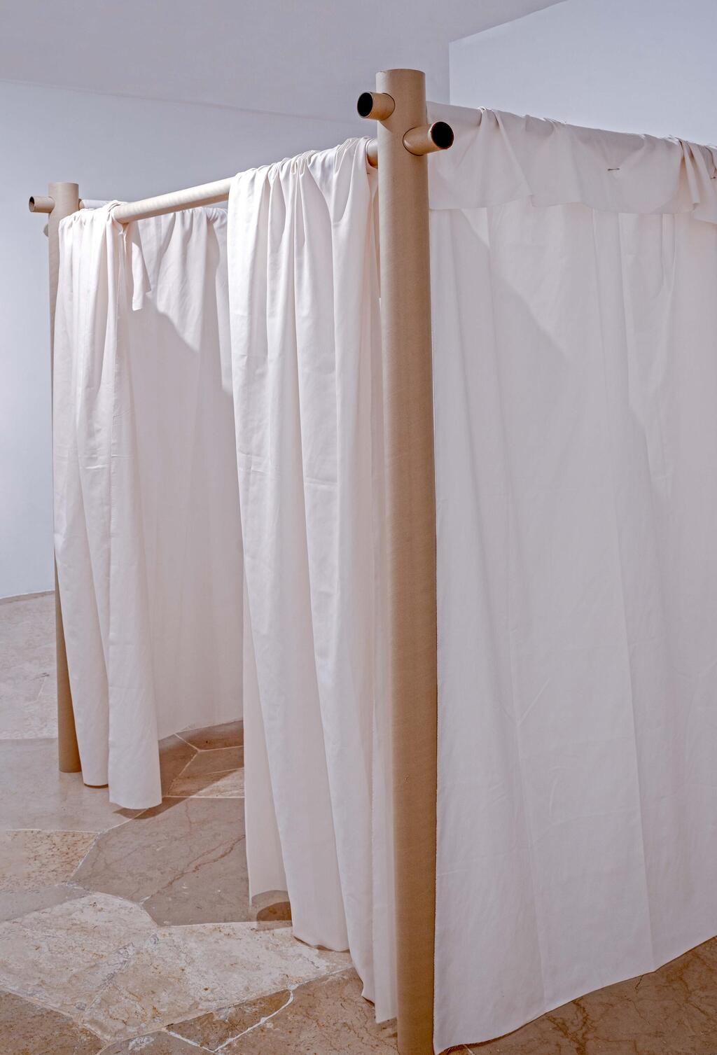 מחיצות עבור מפונים מרעידות אדמה. Shigeru Ban Architects. מתוך התערוכה 'עיצוב יפני היום 100' (צילום: ג'ני כצנר) מחיצות עבור מפונים לאזורים של רעידות אדמה. Shigeru Ban Architects. מתוך התערוכה 'עיצוב יפני היום 100'