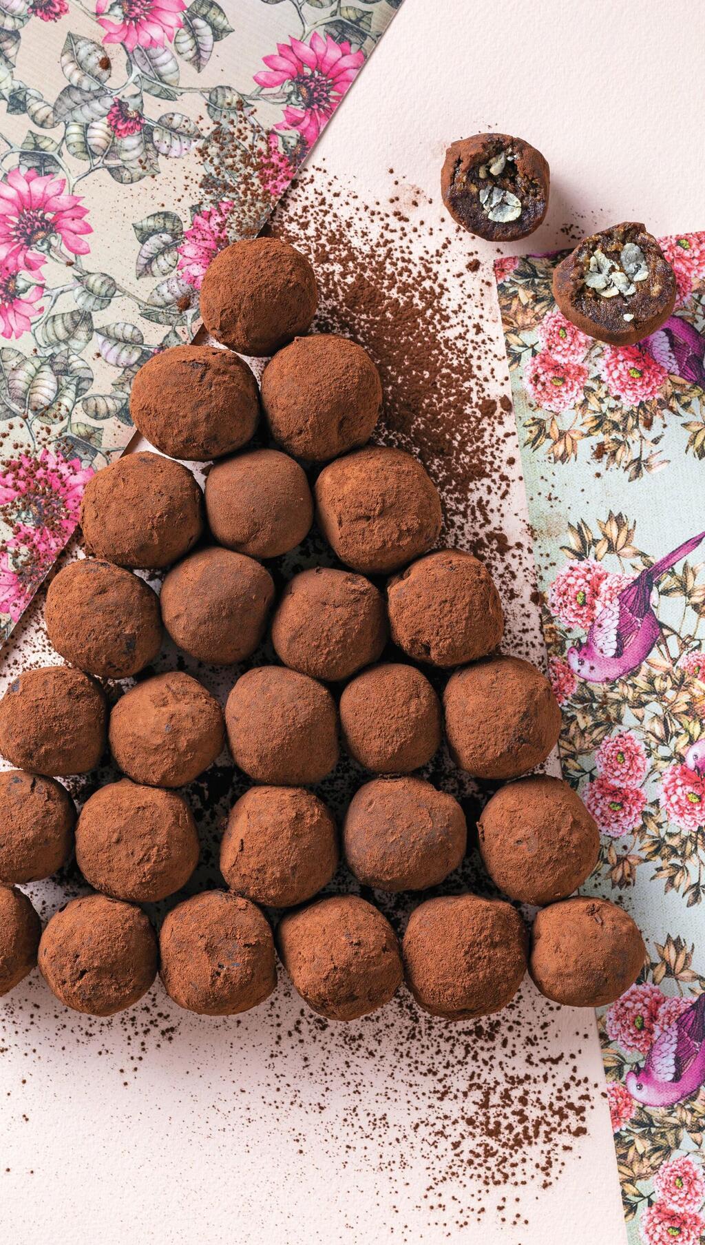 כדורי תמרים, קקאו ופצפוצי אורז (צילום: בועז לביא, סגנון: עמית דונסקוי) כדורי תמרים, קקאו ופצפוצי אורז