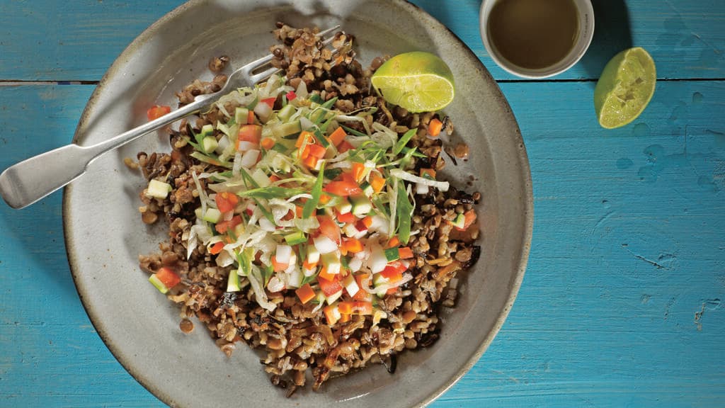 סלט מג'דרה  עם ירקות קצוצים