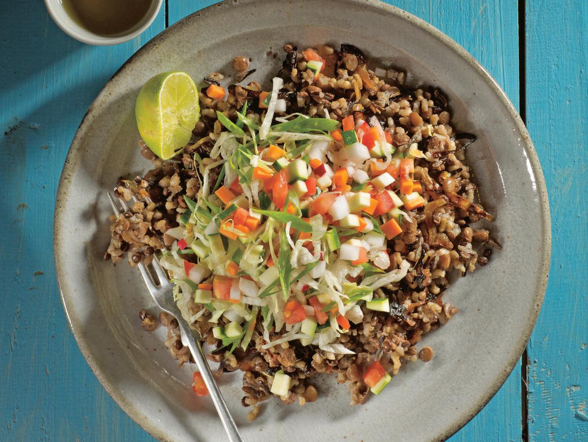 סלט מג'דרה עם ירקות קצוצים (צילום: בועז לביא, סגנון: נעה קנריק) סלט מג'דרה עם ירקות קצוצים