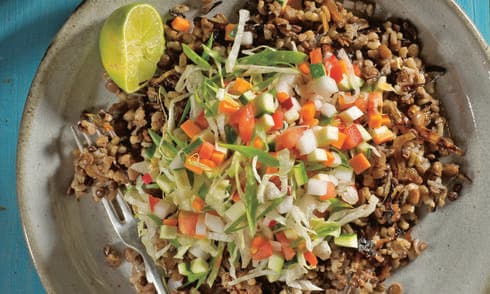 סלט מג'דרה עם ירקות קצוצים