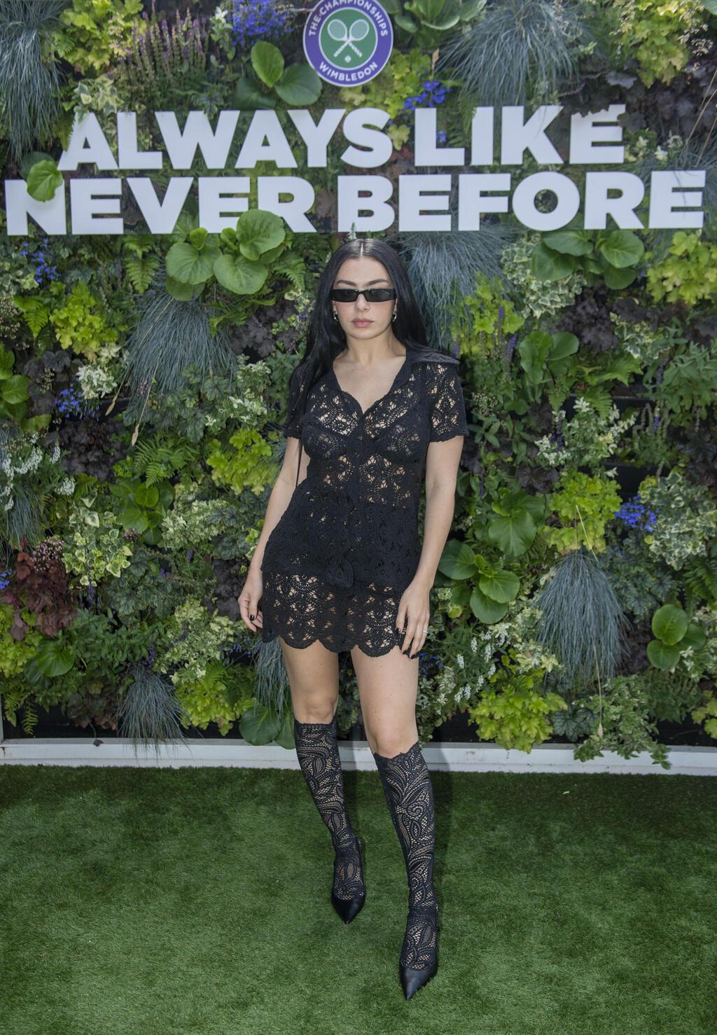 חתומה על טרנד הבראט. צ'ארלי XCX בווימבלדון (צילום: Stuart C. Wilson/Getty Images for AELTC) צ'רלי XCX בווימבלדון, 2024