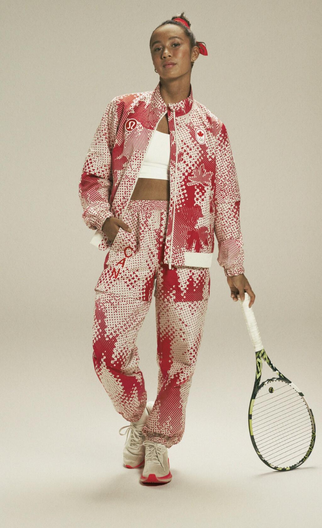 מדי המשלחת של קנדה בעיצוב לולולמון לאולימפיאדת פריז (צילום: באדיבות לולולמון ישראל) מדי המשלחת של קנדה בעיצוב לולולמון לאולימפיאדת פריז, 2024