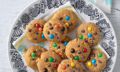 ללא אפייה: עוגיות חמאת בוטנים ושוקולד צ'יפס