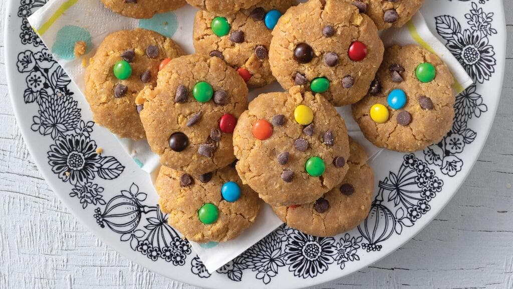 ללא אפייה: עוגיות חמאת בוטנים ושוקולד צ'יפס (צילום: יעל אילן, סגנון: נעמה רן) ללא אפייה: עוגיות חמאת בוטנים ושוקולד צ'יפס