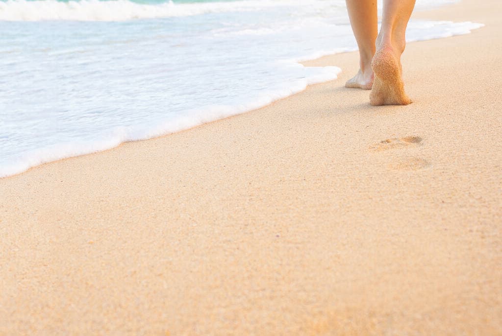 גירוי כפות הרגליים מייצר תחושת יציבות (צילום: Shutterstock) יחפים