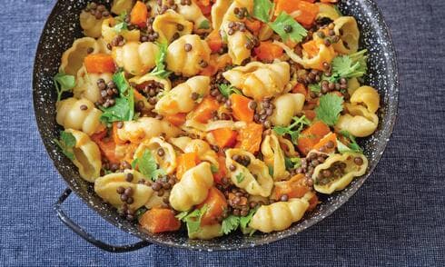 פסטה, ירקות ועדשים בקרם קוקוס ותיבול הודי