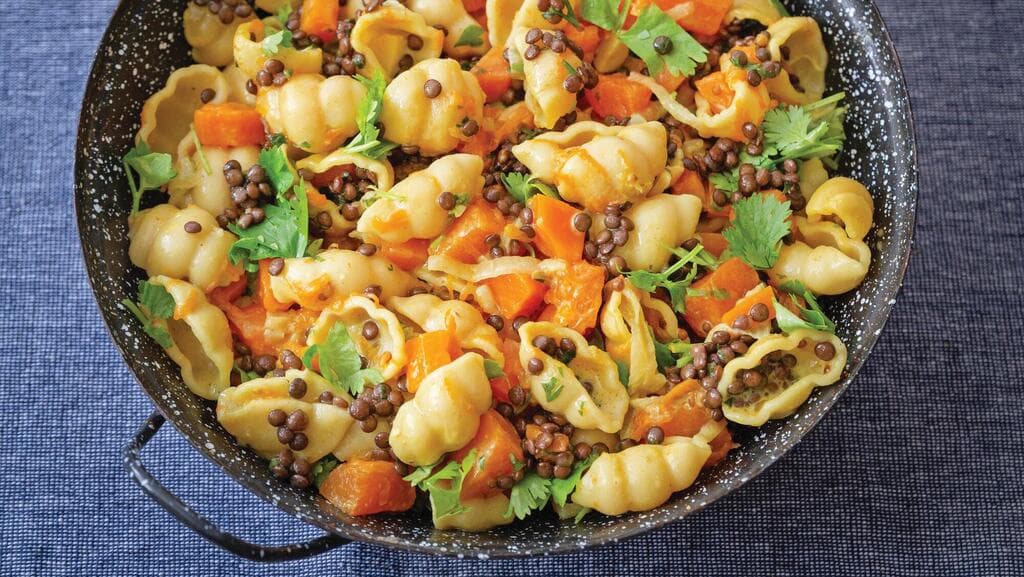 פסטה, ירקות ועדשים בקרם קוקוס ותיבול הודי