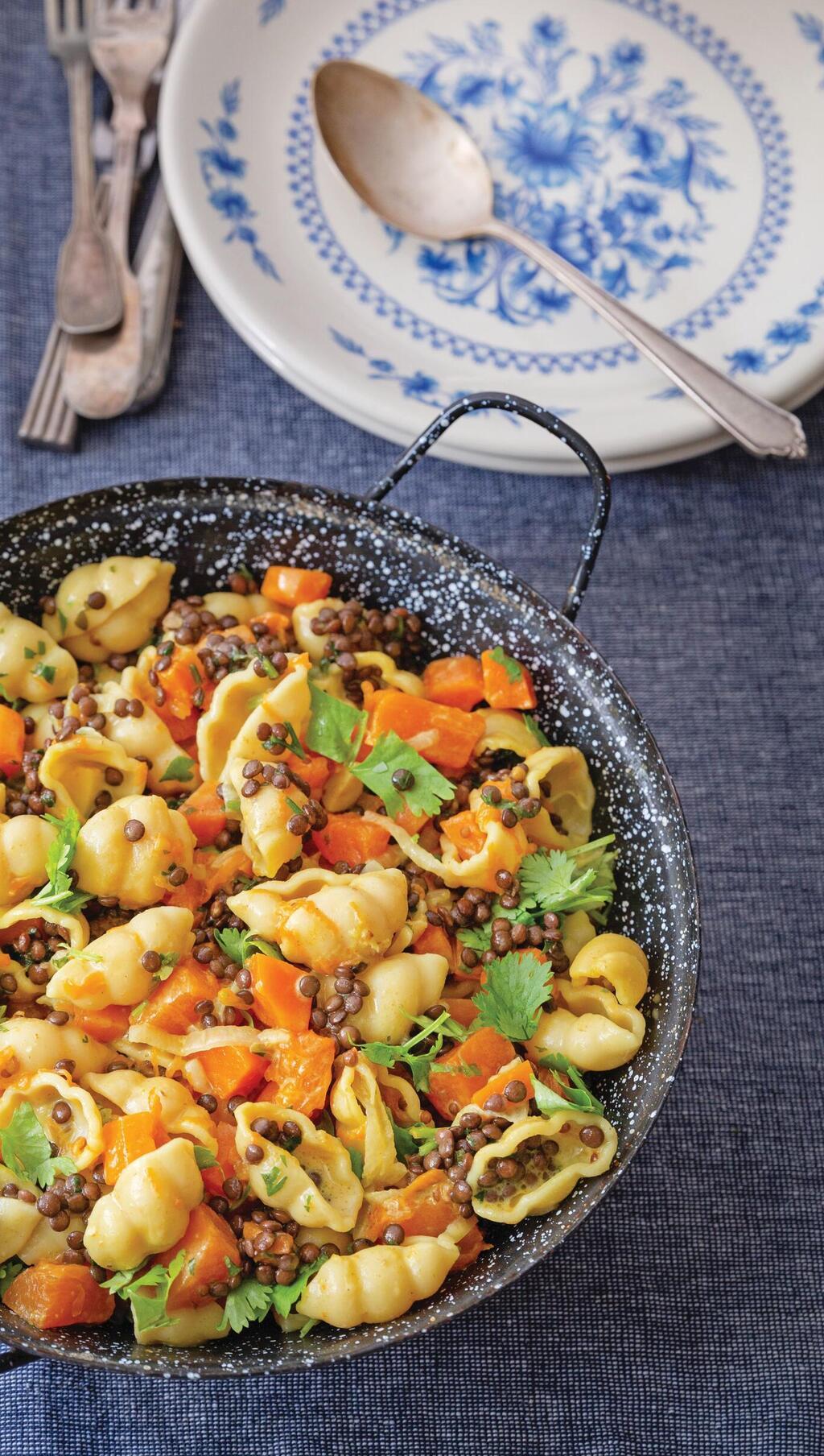 פסטה, ירקות ועדשים בקרם קוקוס ותיבול הודי