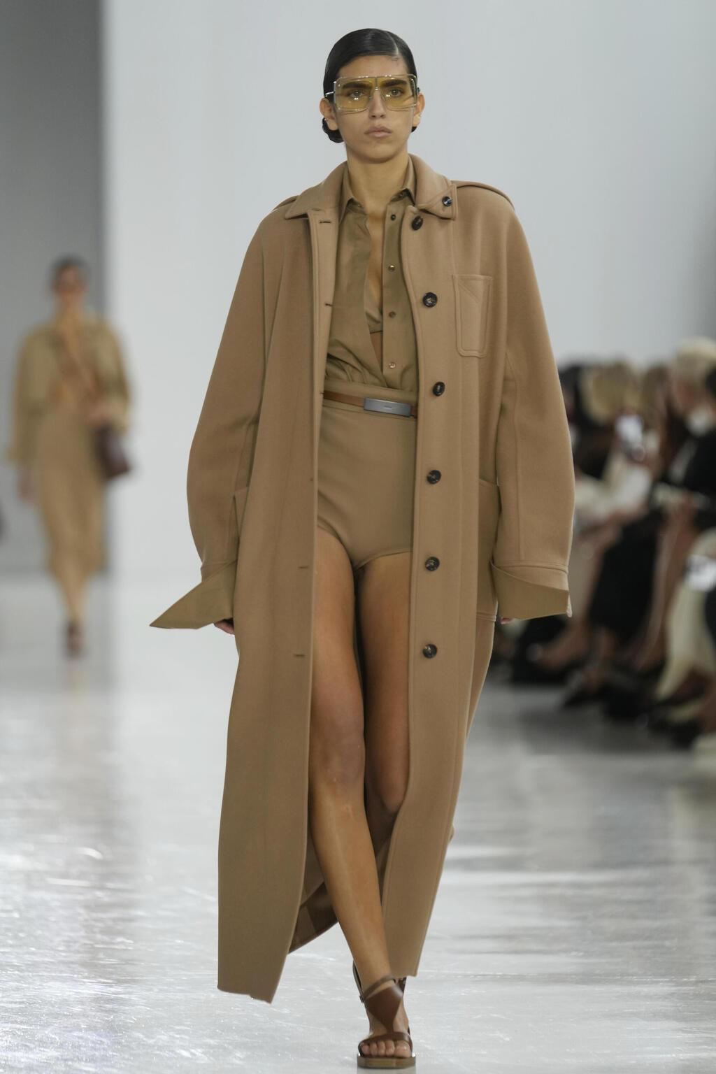 סאן מזרחי בתצוגת אביב-קיץ 2025 של מקס מארה בשבוע האופנה במילאנו