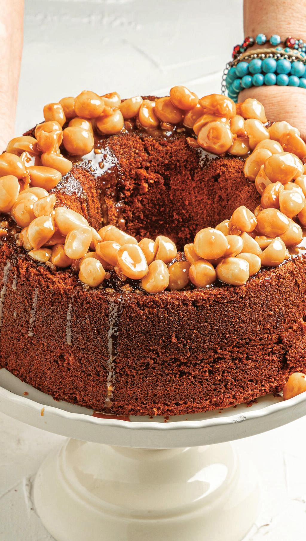 עוגת דבש עם כתר מקדמיה ( צילום: שרית גופן, סגנון: עמית דונסקוי) עוגת דבש עם כתר מקדמיה