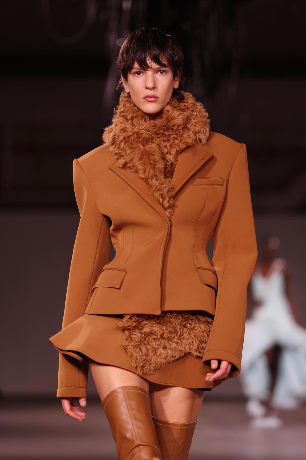 רומי פלד מדגמנת בתצוגה של דיוויד קומה בשבוע האופנה בלונדון, 2024