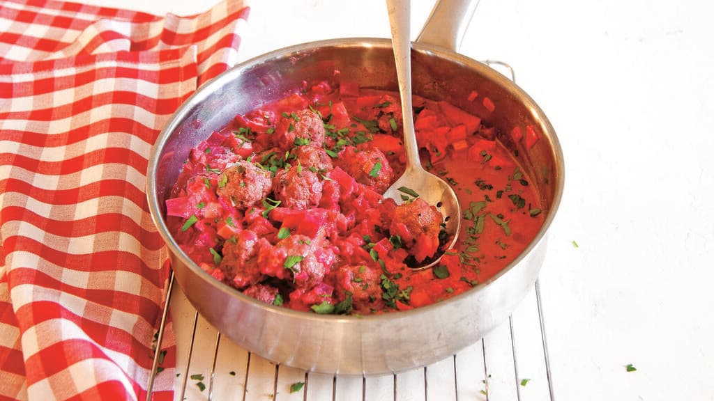  קציצות בשר ברוטב סלק וחבושים