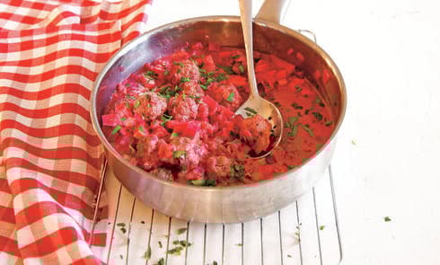  קציצות בשר ברוטב סלק וחבושים