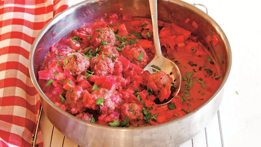  קציצות בשר ברוטב סלק וחבושים