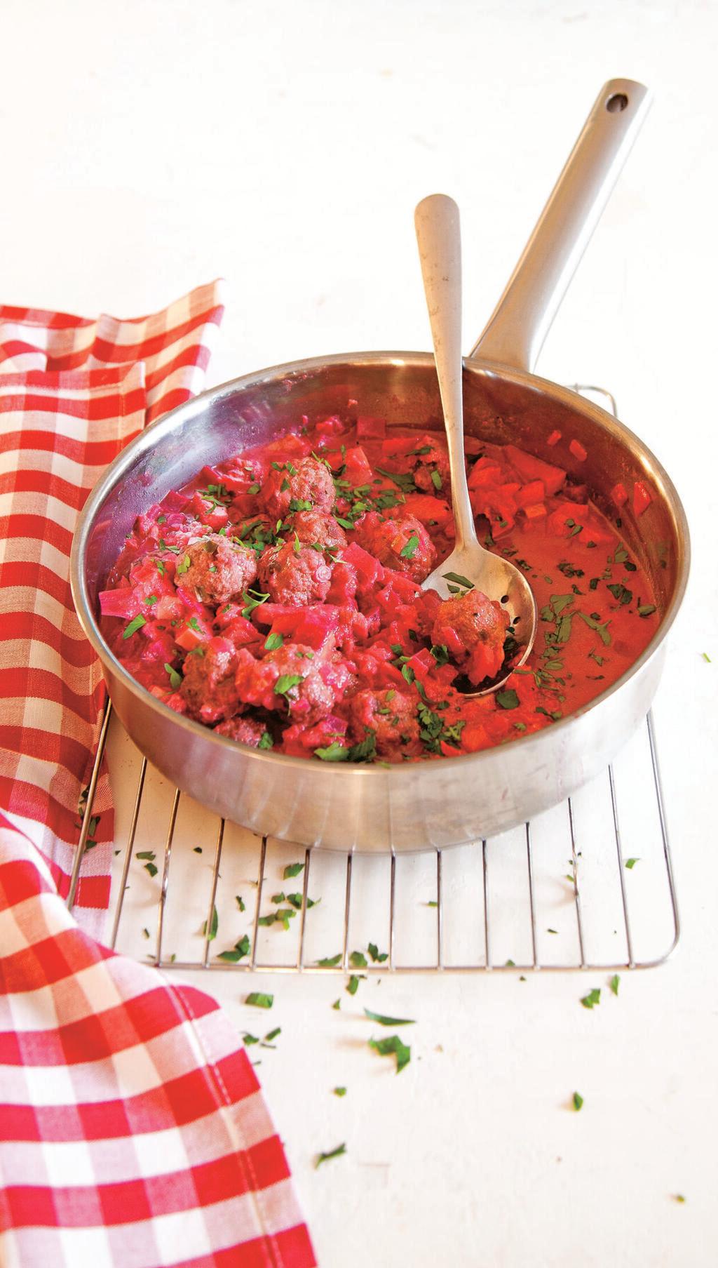  קציצות בשר ברוטב סלק וחבושים