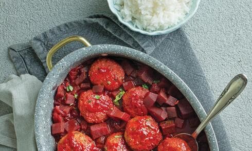  קציצות עוף ובורגול  ברוטב סלק