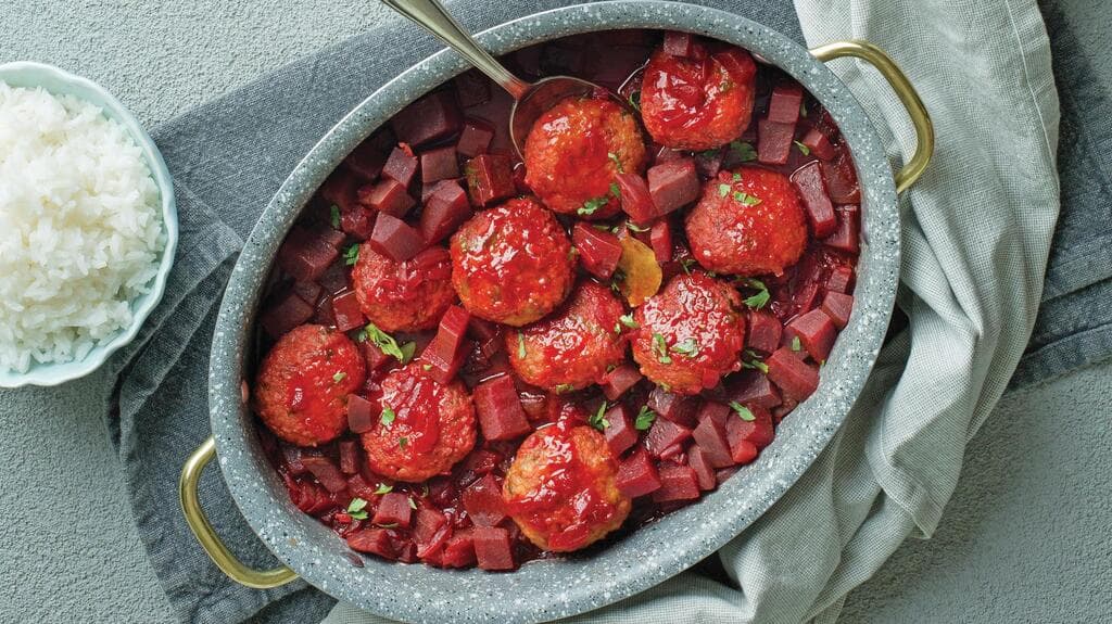  קציצות עוף ובורגול  ברוטב סלק