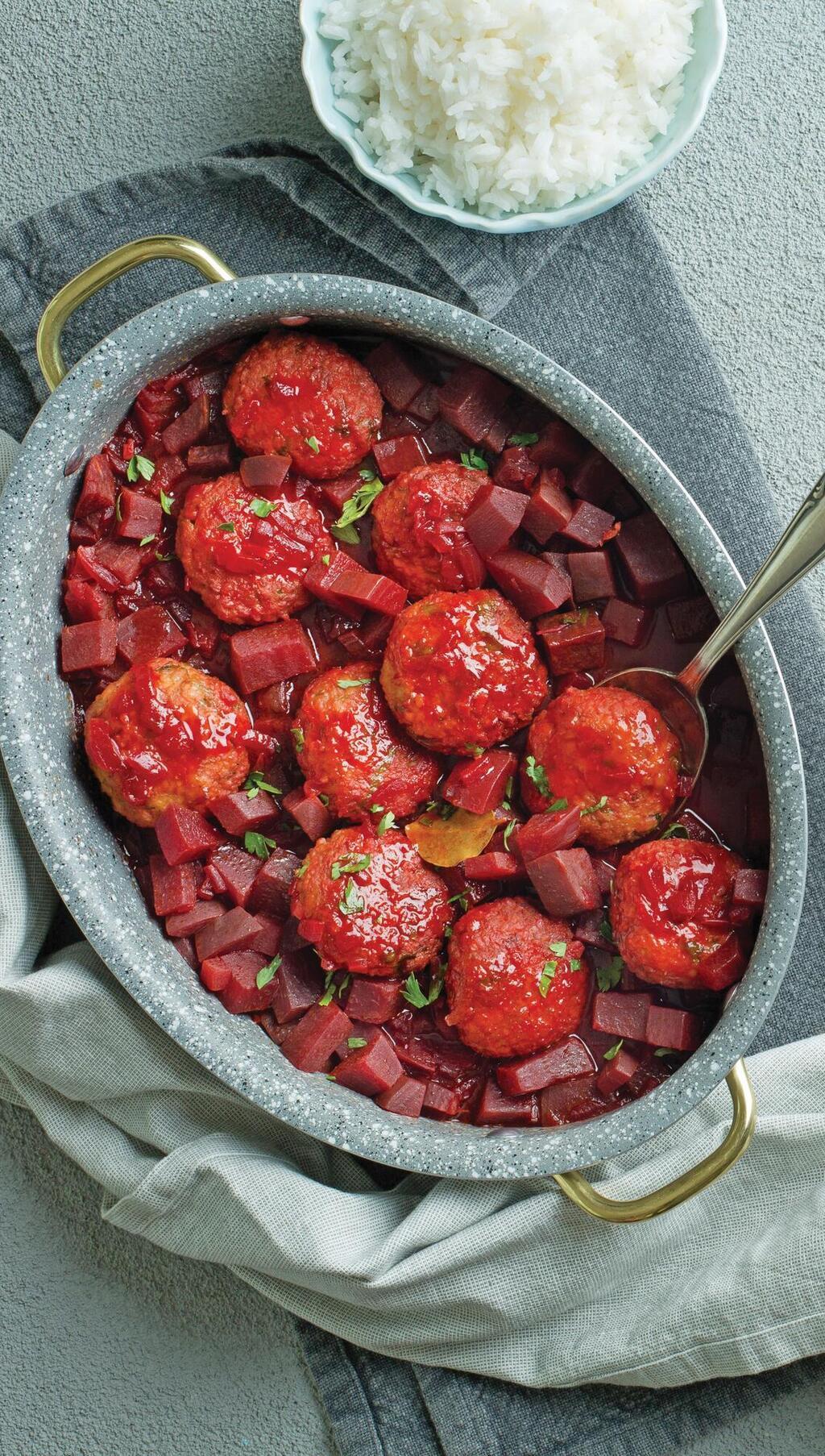  קציצות עוף ובורגול  ברוטב סלק