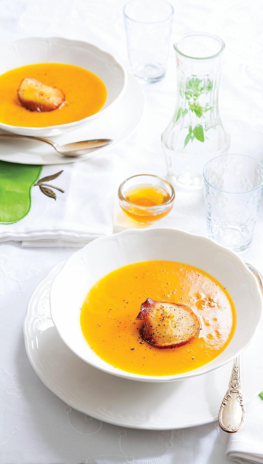 מרק חם עם דלעת, דבש ותפוחים