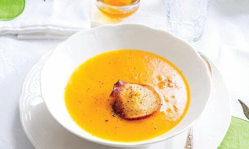 מרק חם עם דלעת, דבש ותפוחים