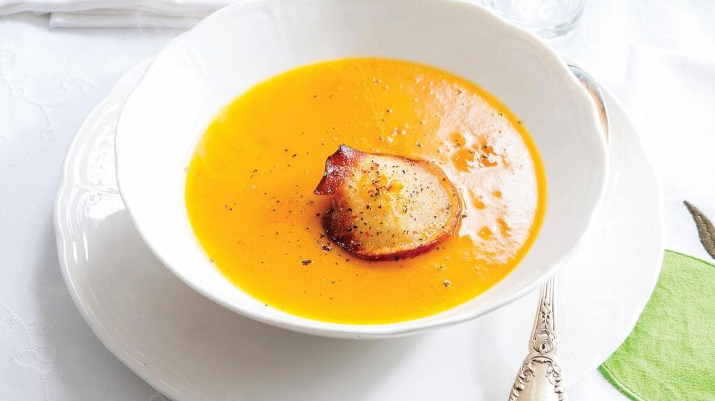 מרק חם עם דלעת, דבש ותפוחים