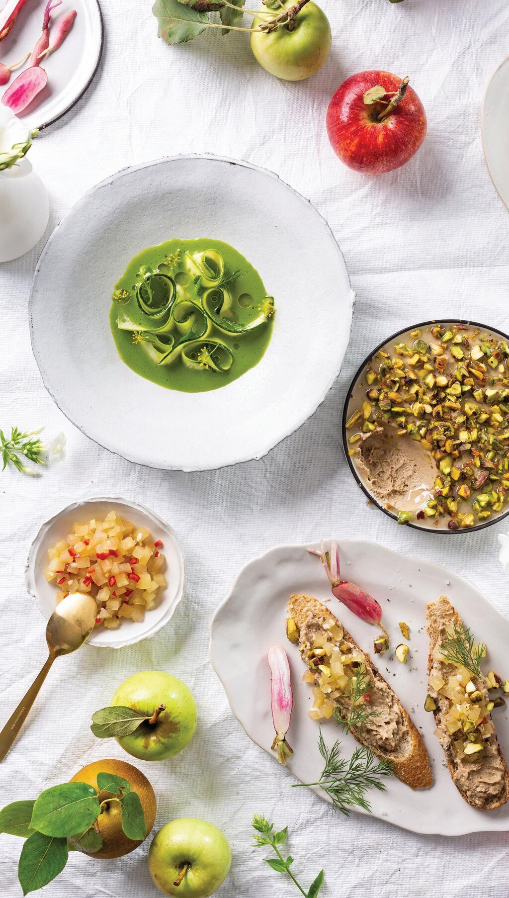 מרק קר: גספאצ'ו עם תפוחים, תרד וזוקיני