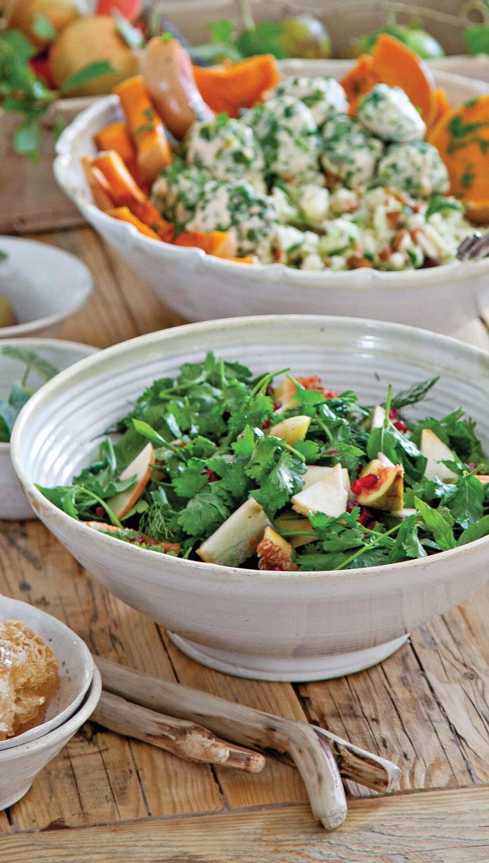 סלט ירוק ומאחוריו כדורי דג ודלעת בסילאן