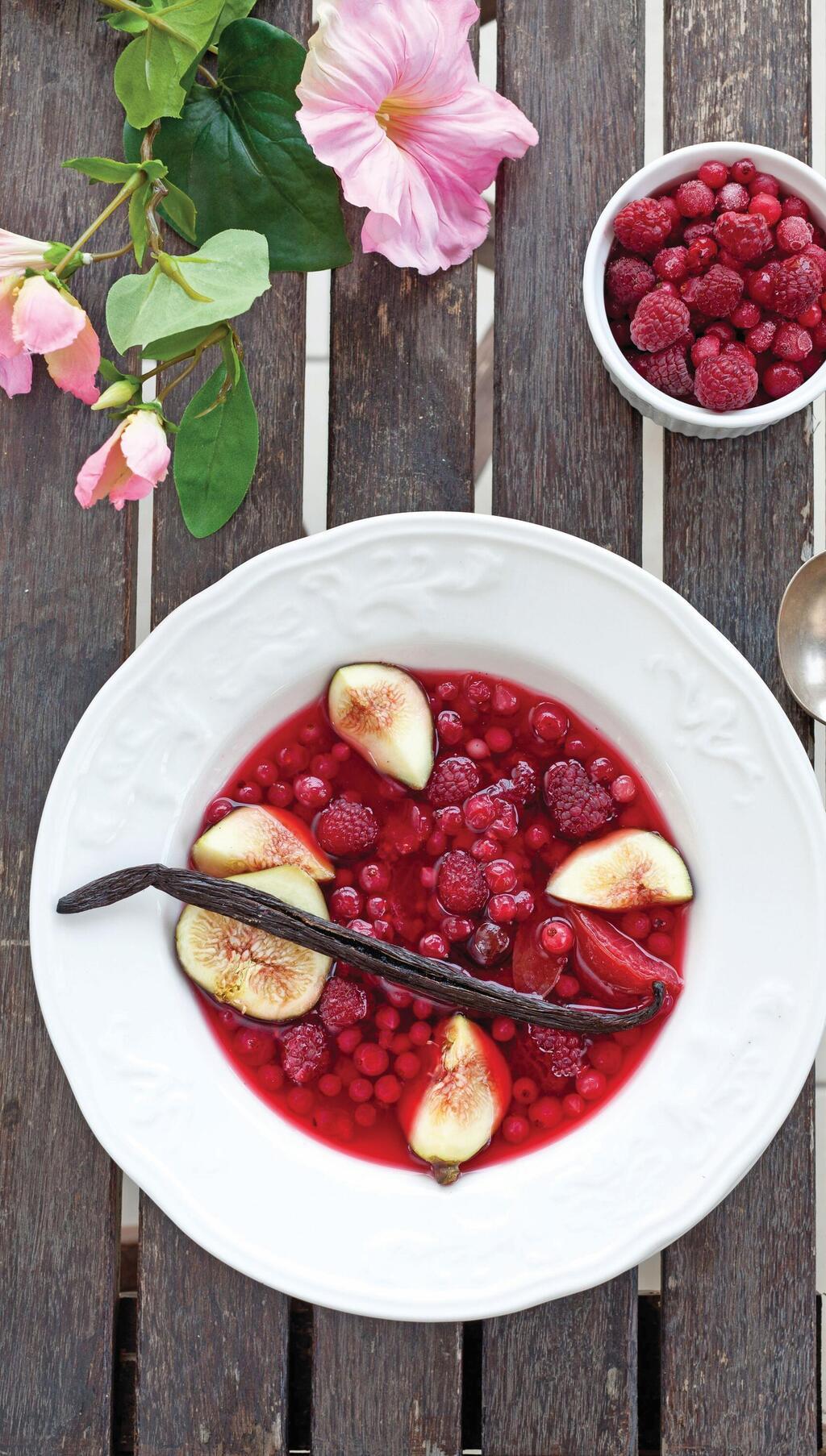 מרק קר של פירות יער ותאנים