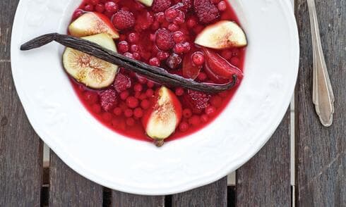 מרק קר של פירות יער ותאנים