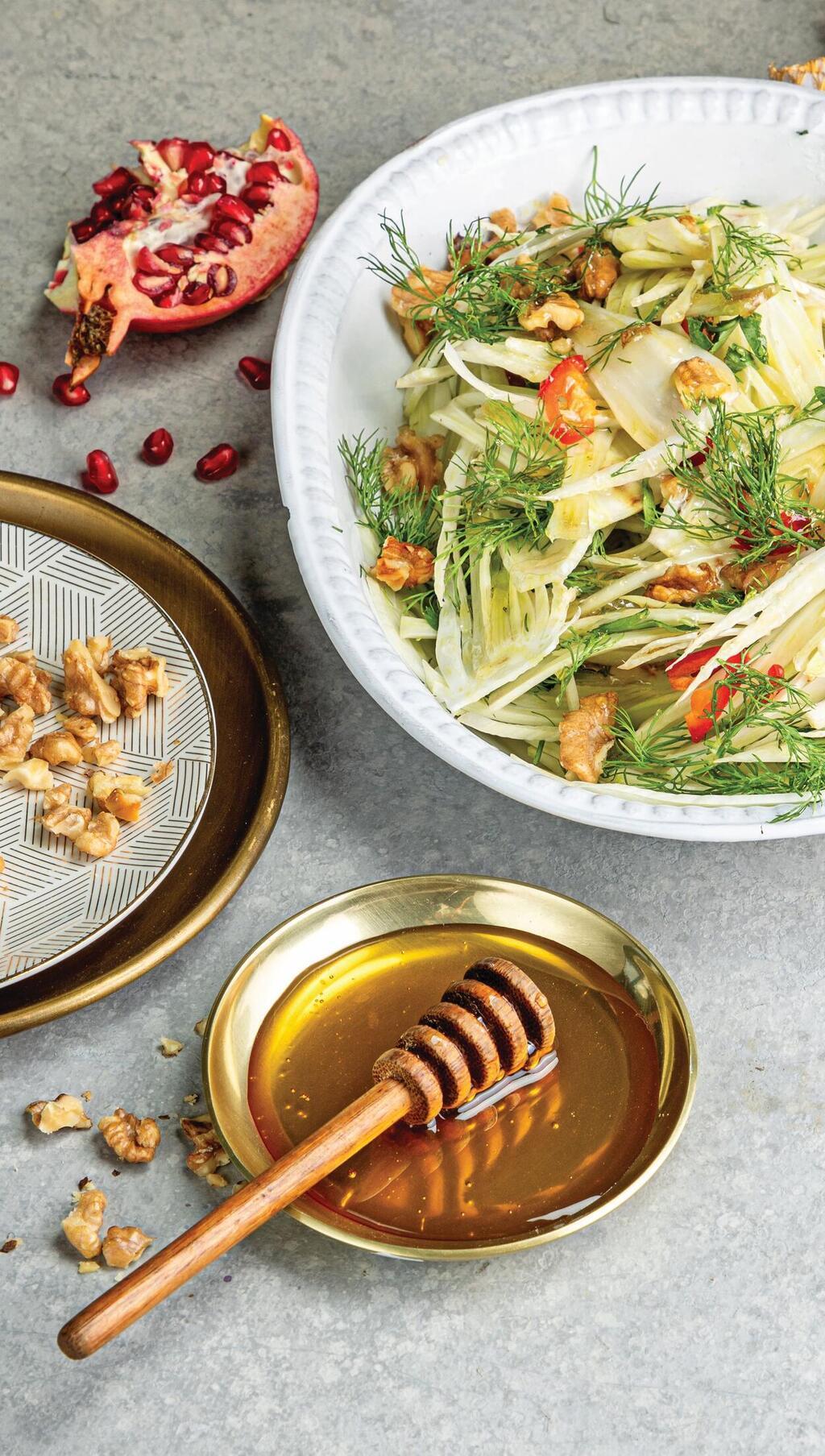 סלט שומר ואגוזים פיקנטי (צילום: שרית גופן, סגנון: נעה קנריק) סלט שומר ואגיזים פיקנטי