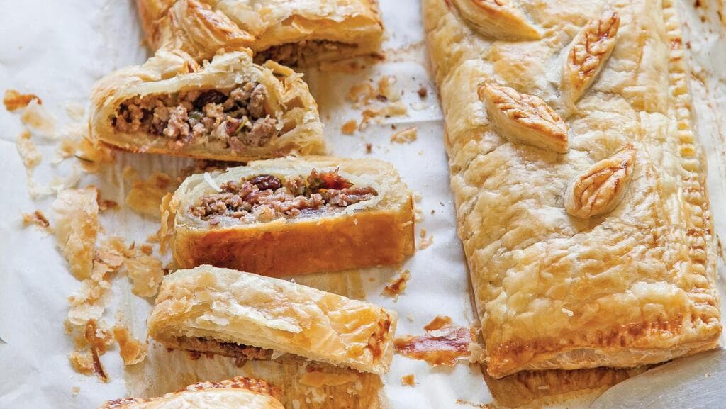 מאפה בצק עלים עם בשר ופירות יבשים