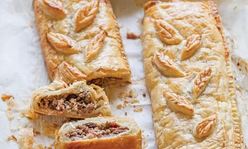 מאפה בצק עלים עם בשר ופירות יבשים