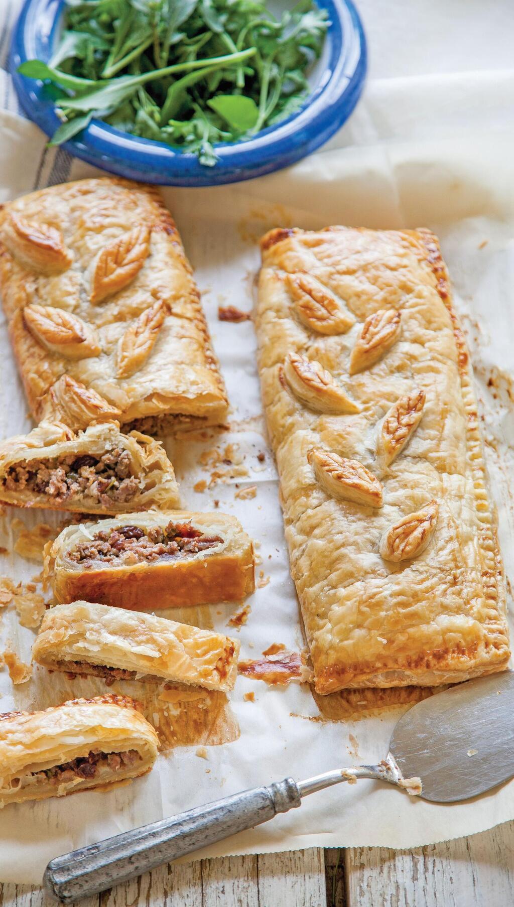 מאפה בצק עלים עם בשר ופירות יבשים (צילום: יוסי סליס, סגנון: נטשה חיימוביץ') מאפה בצק עלים עם בשר ופירות יבשים