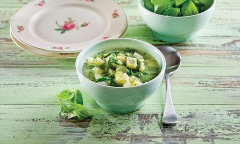 מרק חם עם תרד ותפוחי אדמה