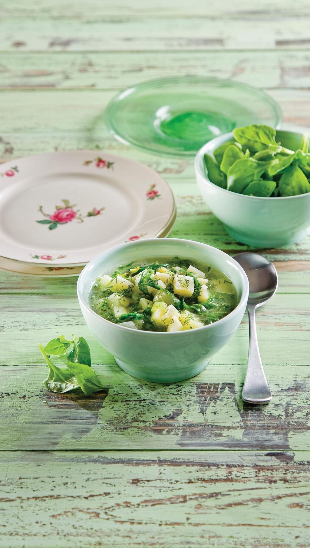 מרק חם עם תרד ותפוחי אדמה