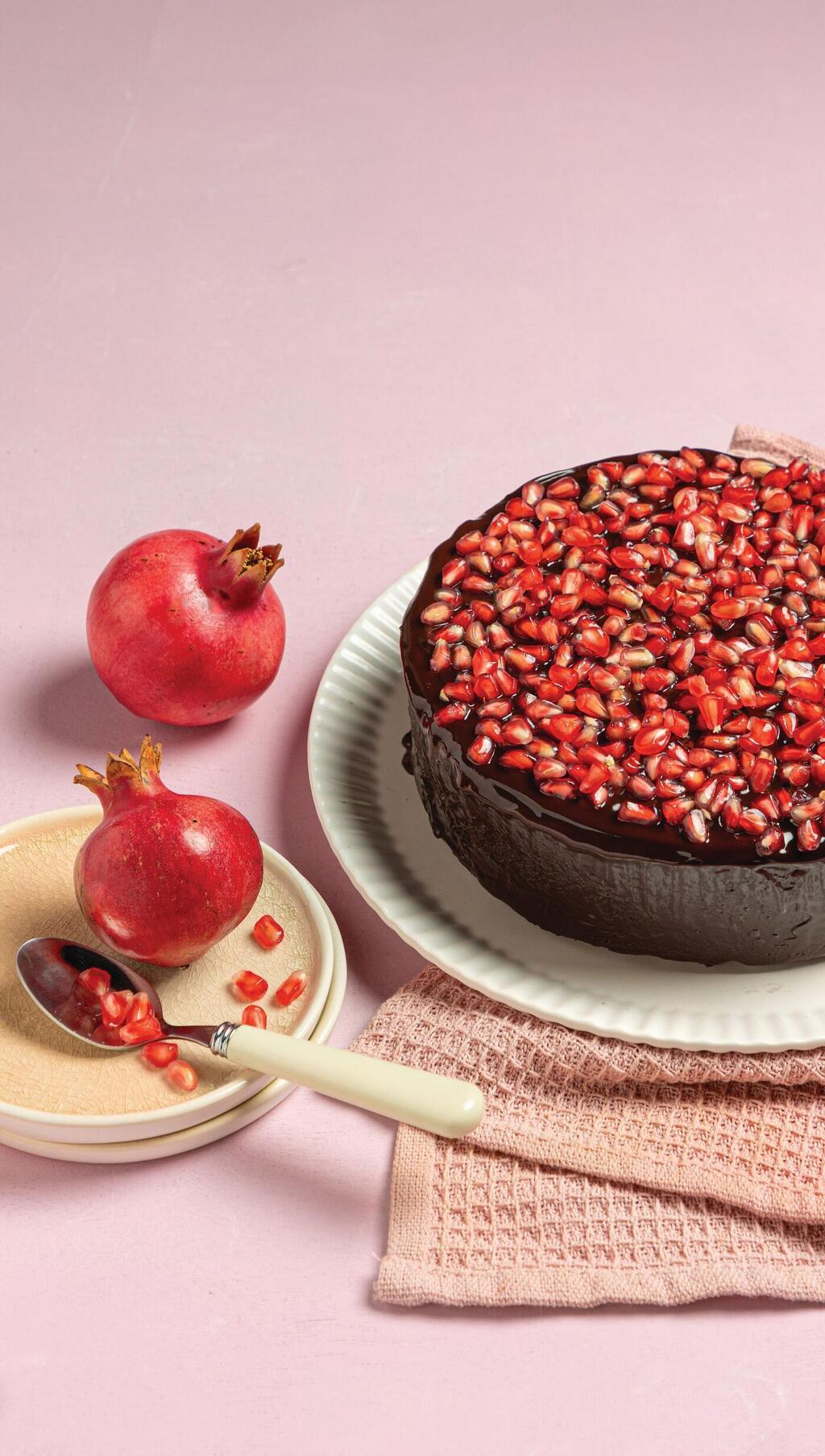 עוגת שוקו-דבש בעיטור רימונים