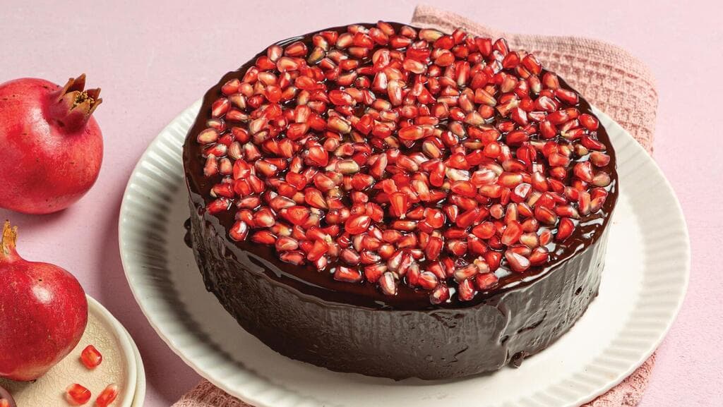 עוגת שוקו-דבש בעיטור רימונים