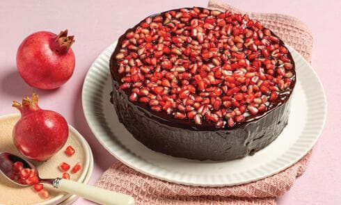 עוגת שוקו-דבש בעיטור רימונים