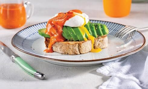 טוסט אבוקדו עם ביצה עלומה