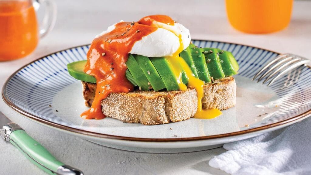 טוסט אבוקדו עם ביצה עלומה