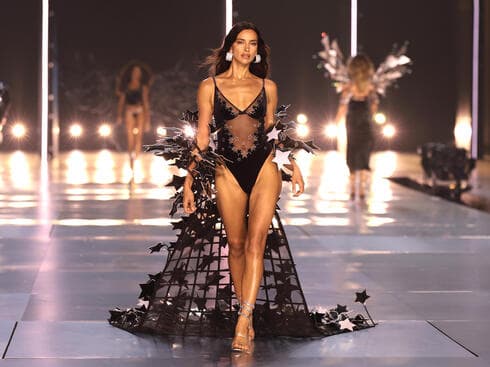 אירינה שייק בתצוגה של ויקטוריה'ס סיקרט אירינה שייק בתצוגה של ויקטוריה'ס סיקרט