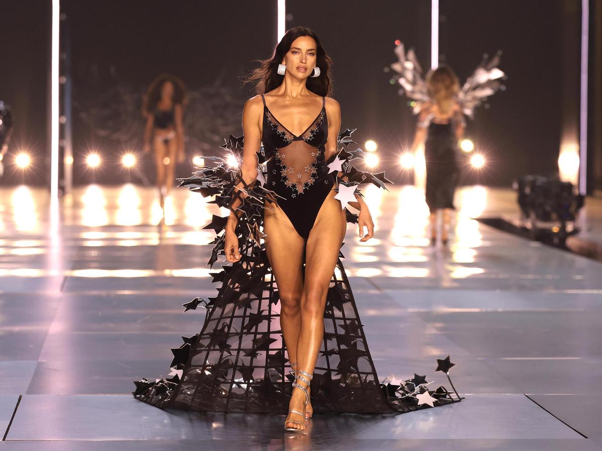 אירינה שייק בתצוגה של ויקטוריה'ס סיקרט (צילום: Dimitrios Kambouris/Getty Images for Victoria's Secret) אירינה שייק בתצוגה של ויקטוריה'ס סיקרט, 2024