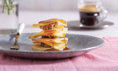 לקינוח: "רביולי" תפוחים במלית מרציפן־אגוזים בסירופ